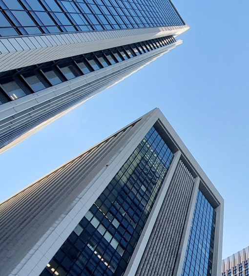 Image de deux gratte-ciel qui symbolisent la compréhension des vulnérabilités dans le contexte du risque business